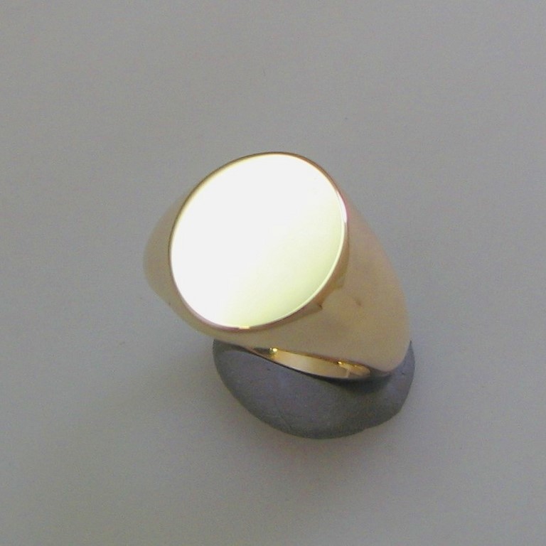 18ct gold heavyweight plain signet ring